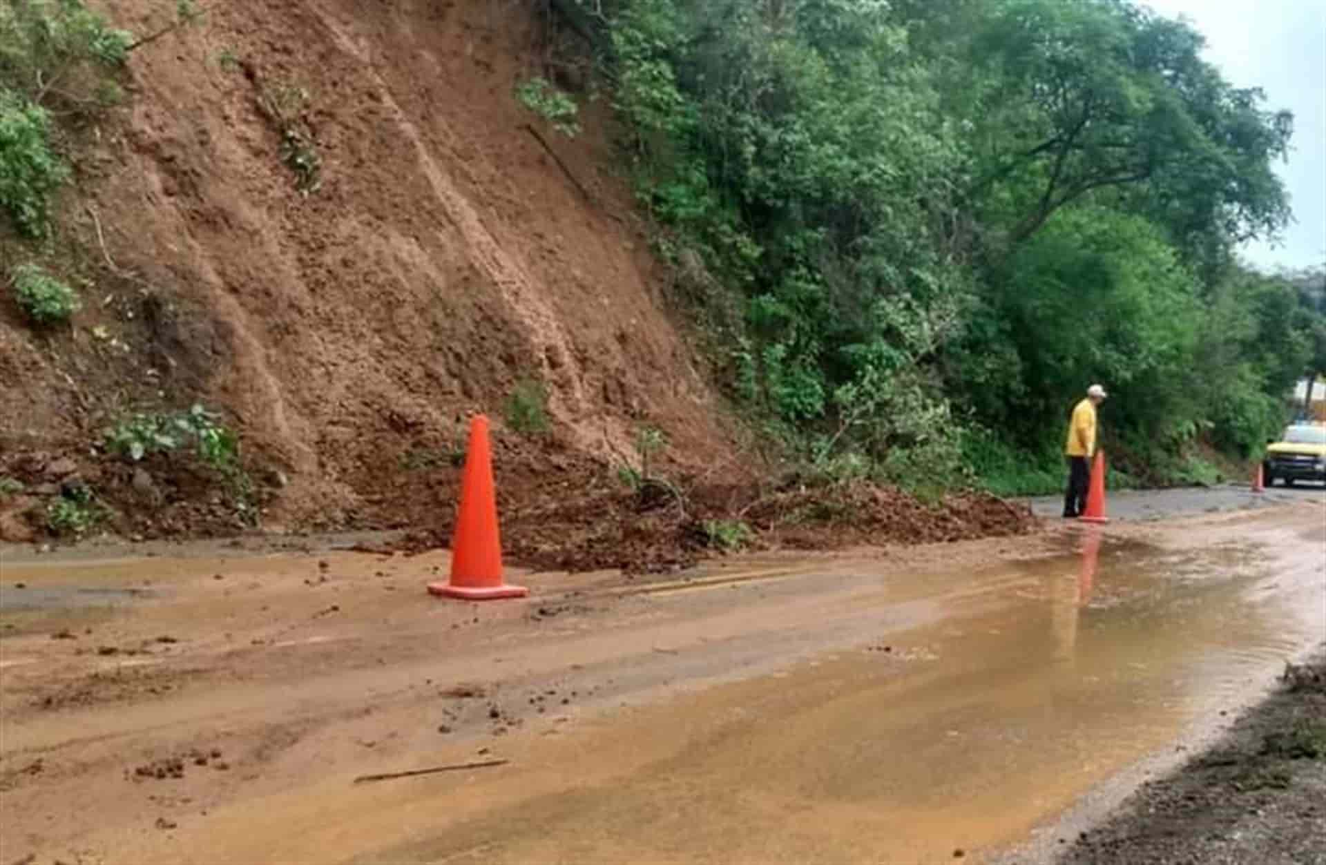 Lluvias provocan deslave de cerro y afecta viviendas en la sierra de Concordia   