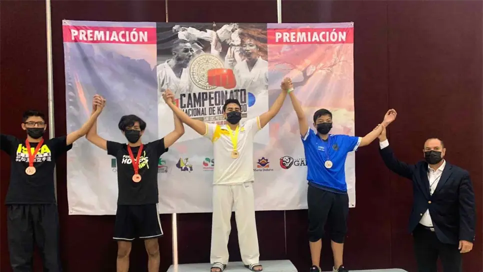 Estudiantes de la UAS ganan medallas en el nacional de karate