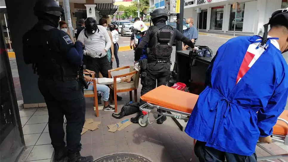 Mujer resulta con fracturas tras choque en la colonia centro de Mazatlán