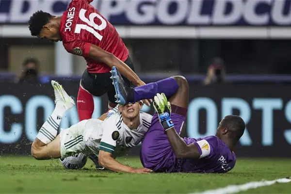 Chucky” Lozano sale de la concentración del Tri Chucky” Lozano sale de la concentración del Tri