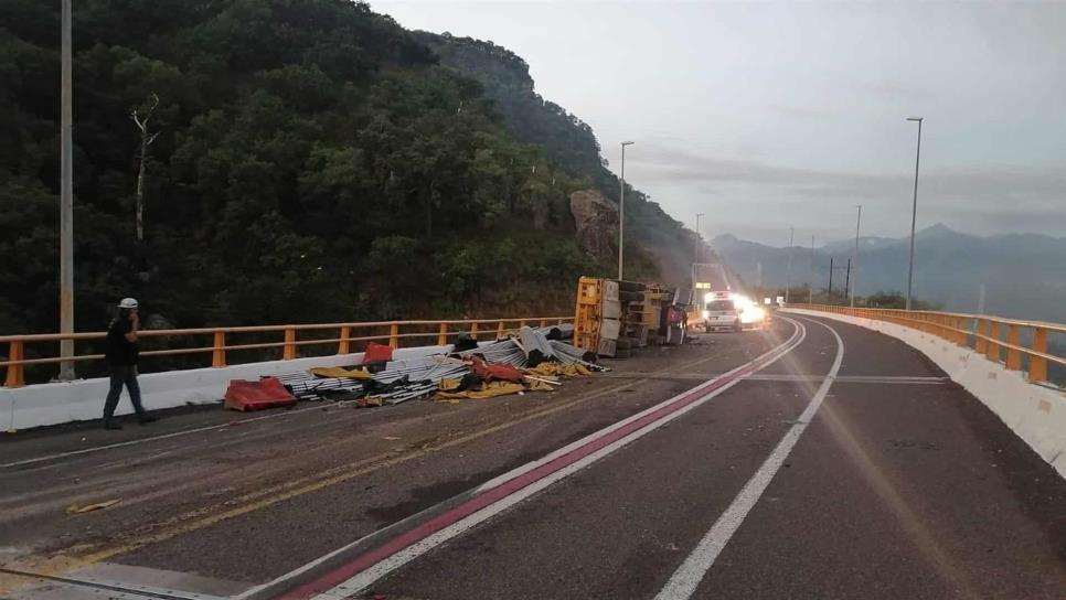 Trailero muere calcinado tras choque por la Mazatlán-Durango