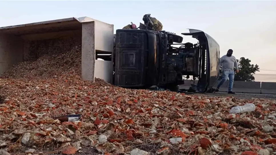 Un lesionado tras volcarse un dompe cargado de desechos de jaiba
