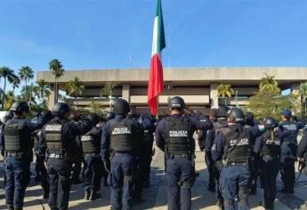 Denuncian policías: los obligan a renunciar a derechos laborales