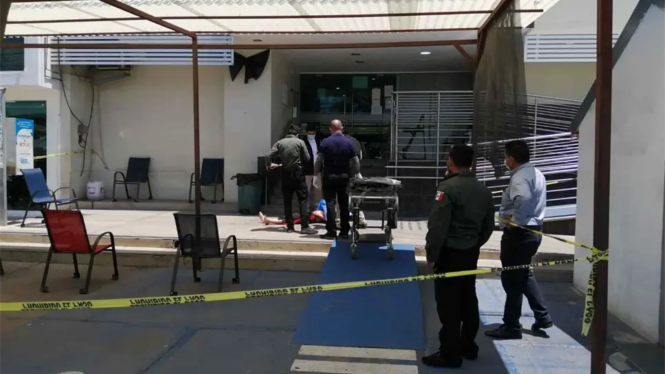 Grupo de armado y encapuchados abandonan cadáver en clínica de Culiacán