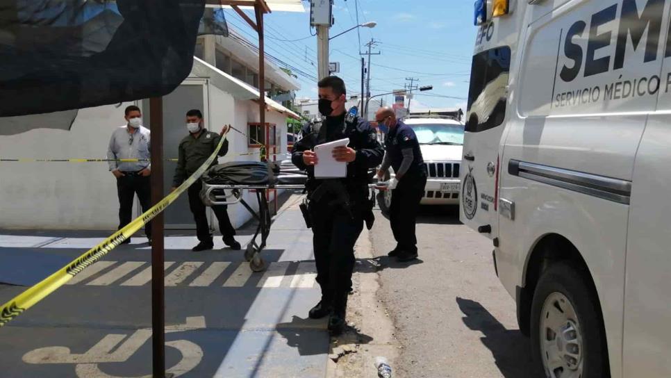 Identifican al hombre abandonado por grupo armado en clínica de Culiacán