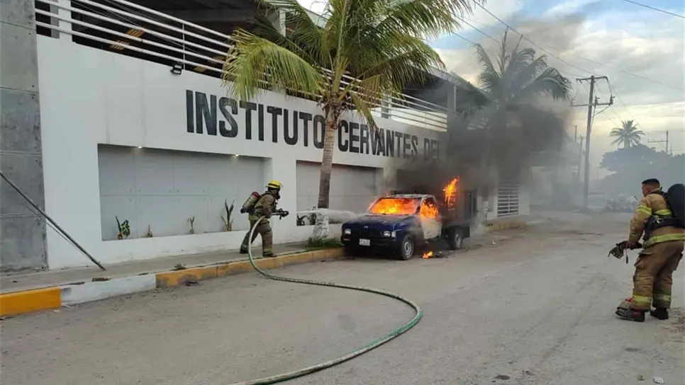 Se incendia camioneta en Mazatlán tras un cortocircuito