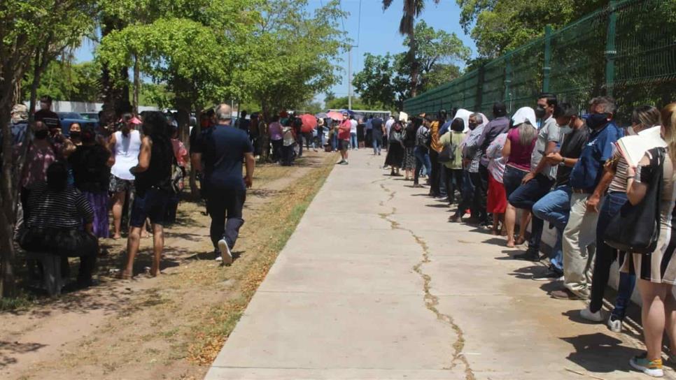 Enormes filas y caos para recibir segundas dosis de Pfizer en Los Mochis