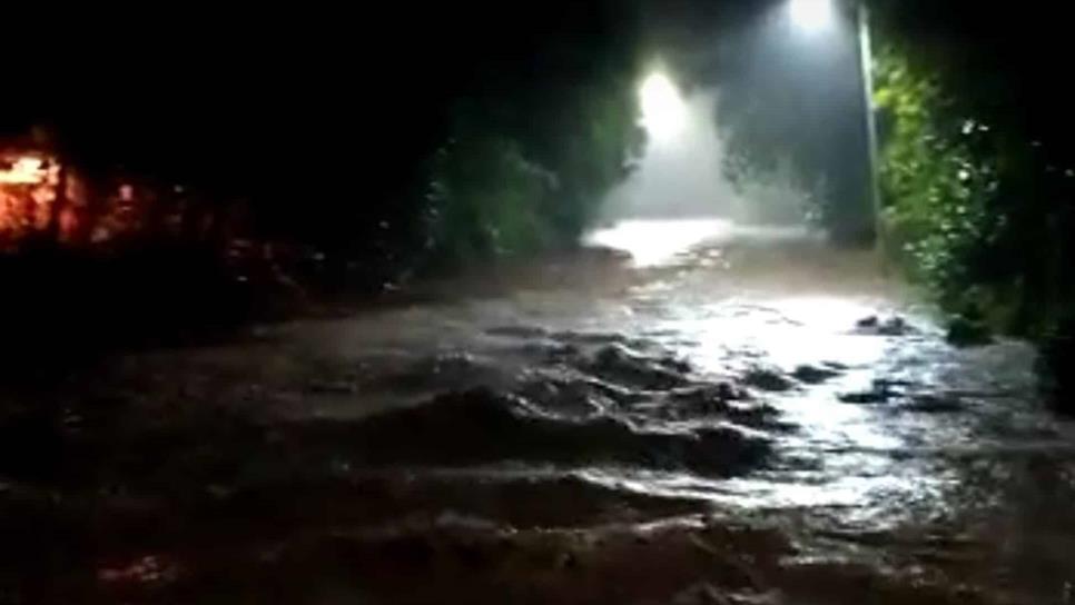 Lluvias torrenciales forman arroyos en Choix