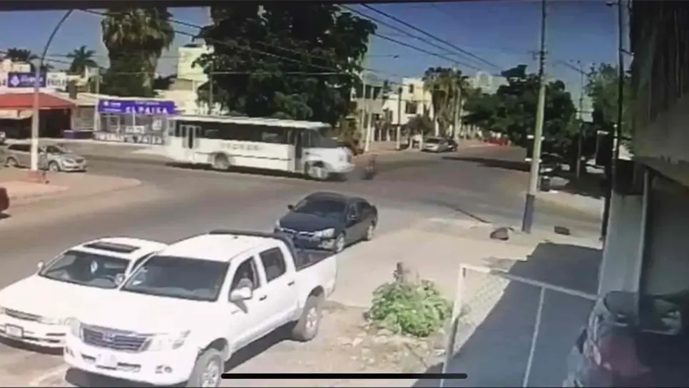 Motociclista se pasa un alto y choca contra un camión urbano