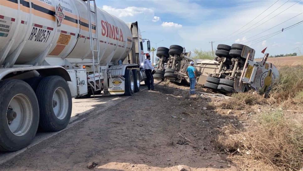 Vuelca cisterna con diésel tras esquivar a un ciclista sobre la Mochis-Topolobampo