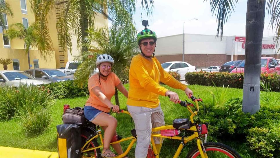 Una pareja de Tabasco recorre el país en su bicicleta tándem