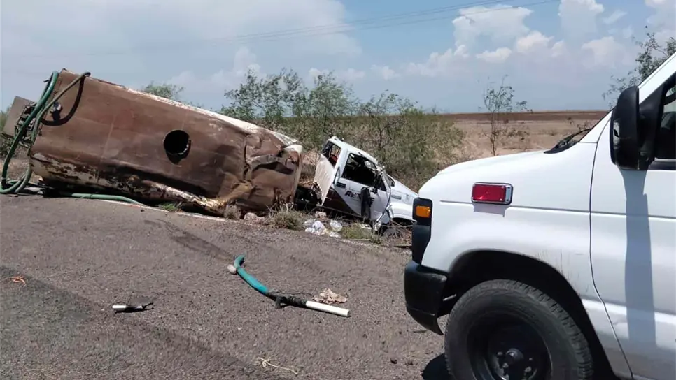 Vuelca pipa del Ayuntamiento que llevaba agua al Jitzámuri