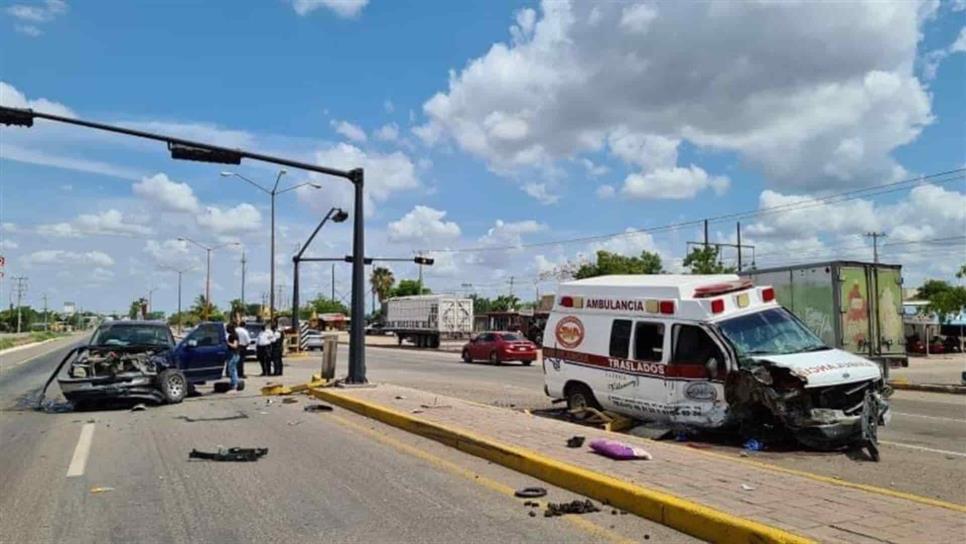 Se accidenta ambulancia con paciente Covid en Guamúchil