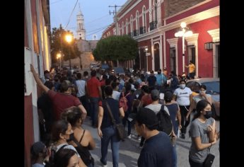 Madrugan para hacer fila y vacunarse en El Fuerte