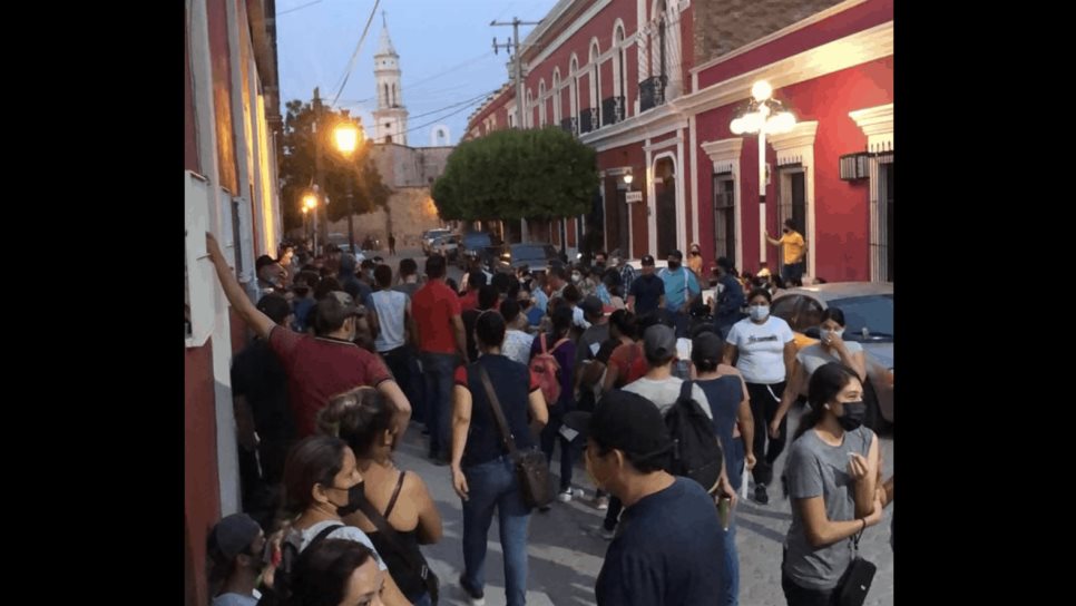 Madrugan para hacer fila y vacunarse en El Fuerte