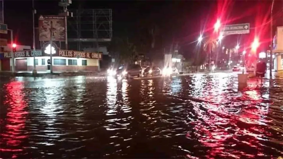 Las lluvias de anoche provocaron encharcamientos en Los Mochis. FOTO: Cortesía.