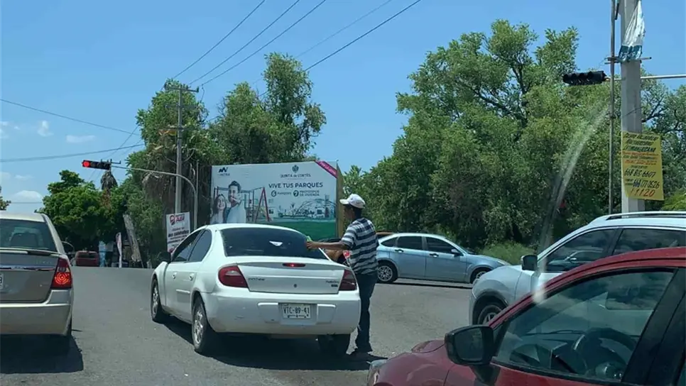 Por seguridad piden controlar a limpiavidrios, pedigüeños de los cruceros de Los Mochis