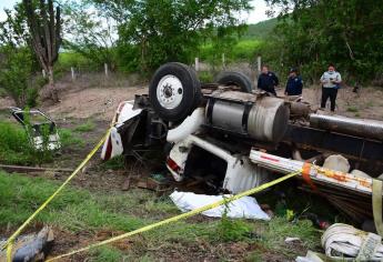 Muere chofer de torton tras accidente por la México 15 en Tobora, Mocorito