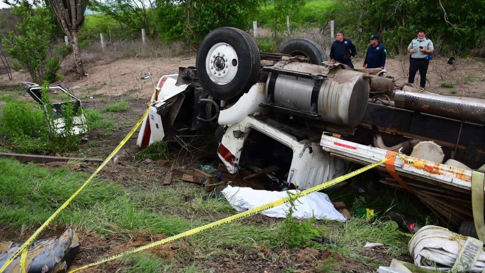 Muere chofer de torton tras accidente por la México 15 en Tobora, Mocorito