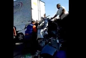 Se registra aparatoso accidente cerca de Altar, Sonora; a gritos pedían ayuda