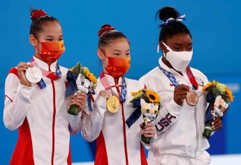 Regresa Simone Biles y consigue bronce en viga de equilibrio