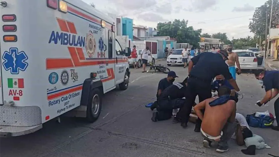 Motociclista choca contra un automóvil en Mazatlán y queda con heridas