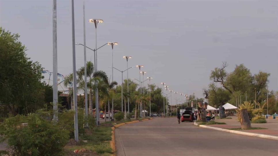 Inaugura gobernador sistema de luces LED en malecón de Guasave