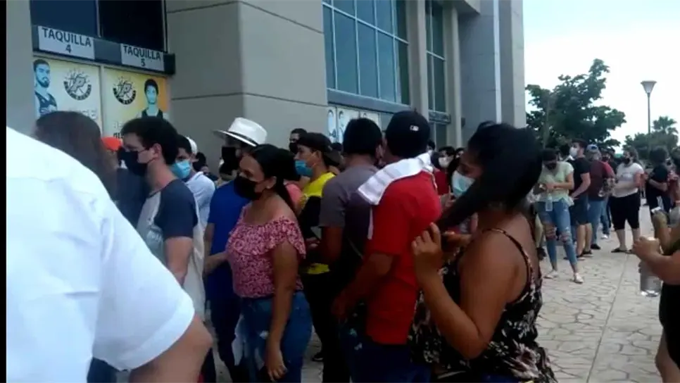 Se quejan de empujones y aglomeraciones por vacunas en el CUM Los Mochis
