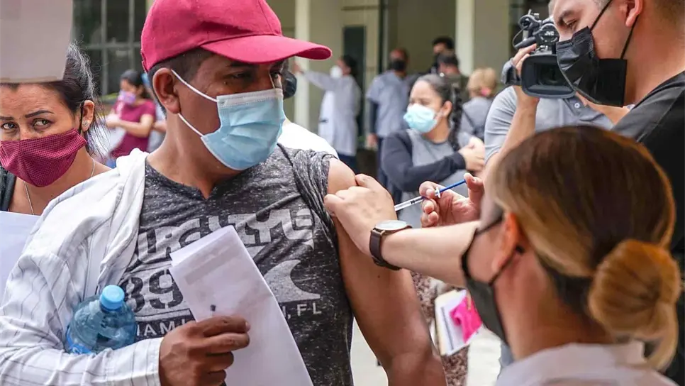 EE.UU. estudia vacunar a los migrantes que cruzan la frontera con México