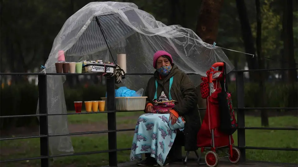 Una mujer ofrece sus productos este jueves, en calles de la Ciudad de México. EFE/Sáshenka Gutiérrez