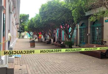 Mujer fallece sentada en banca de la palzuela Machado