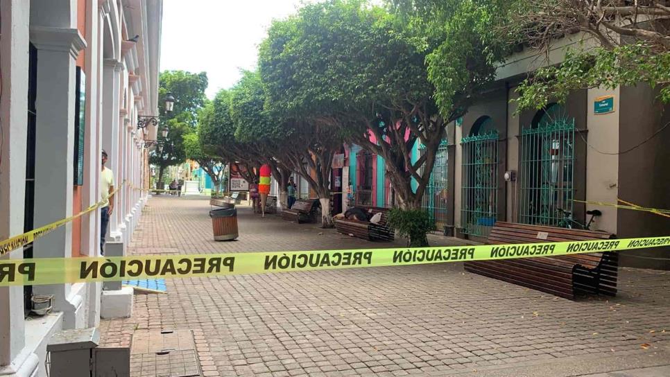 Mujer fallece sentada en banca de la palzuela Machado