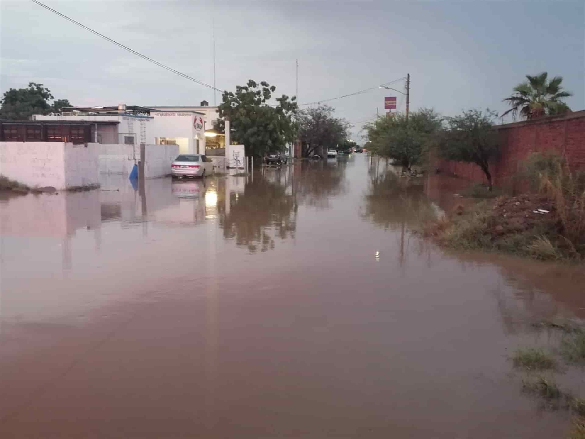 Tromba causa inundaciones en El Carrizo