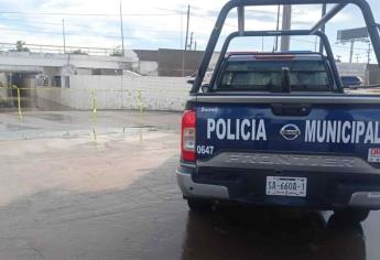 Rescatan a una familia atrapada en su camioneta en el puente de desnivel de Guasave