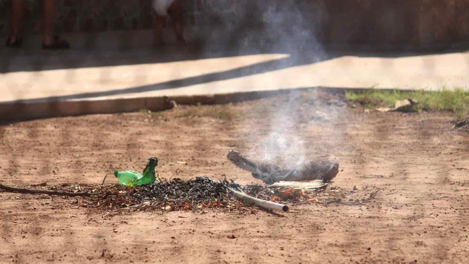 Se quejan por quema de basura en escuela de Los Mochis