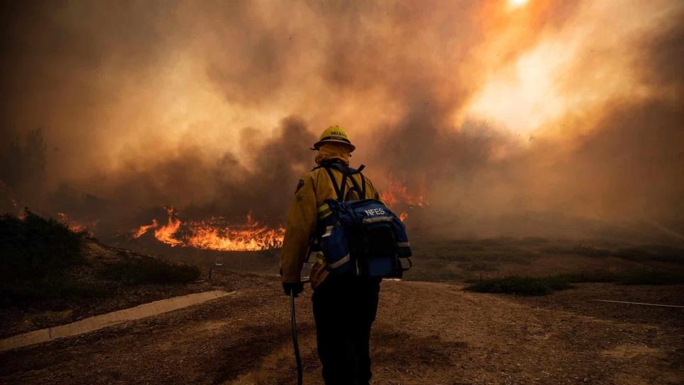 Al menos 8 desaparecidos en zona afectada por enorme incendio en California