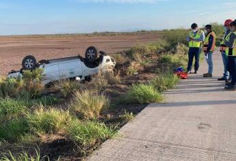 Se le poncha una llanta y vuelca en la carretera Los Mochis-Topolobampo