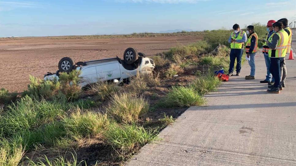 Se le poncha una llanta y vuelca en la carretera Los Mochis-Topolobampo