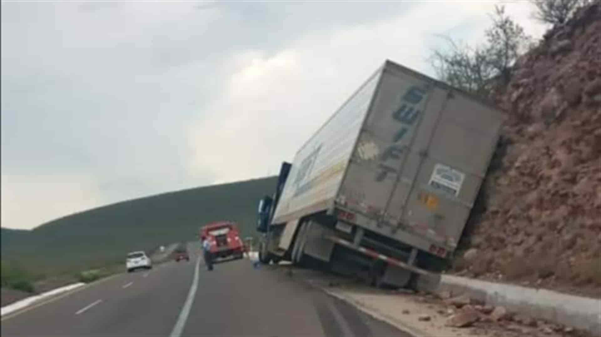Vuelca tráiler cargado con tomate en los cerros de Barobampo, Ahome