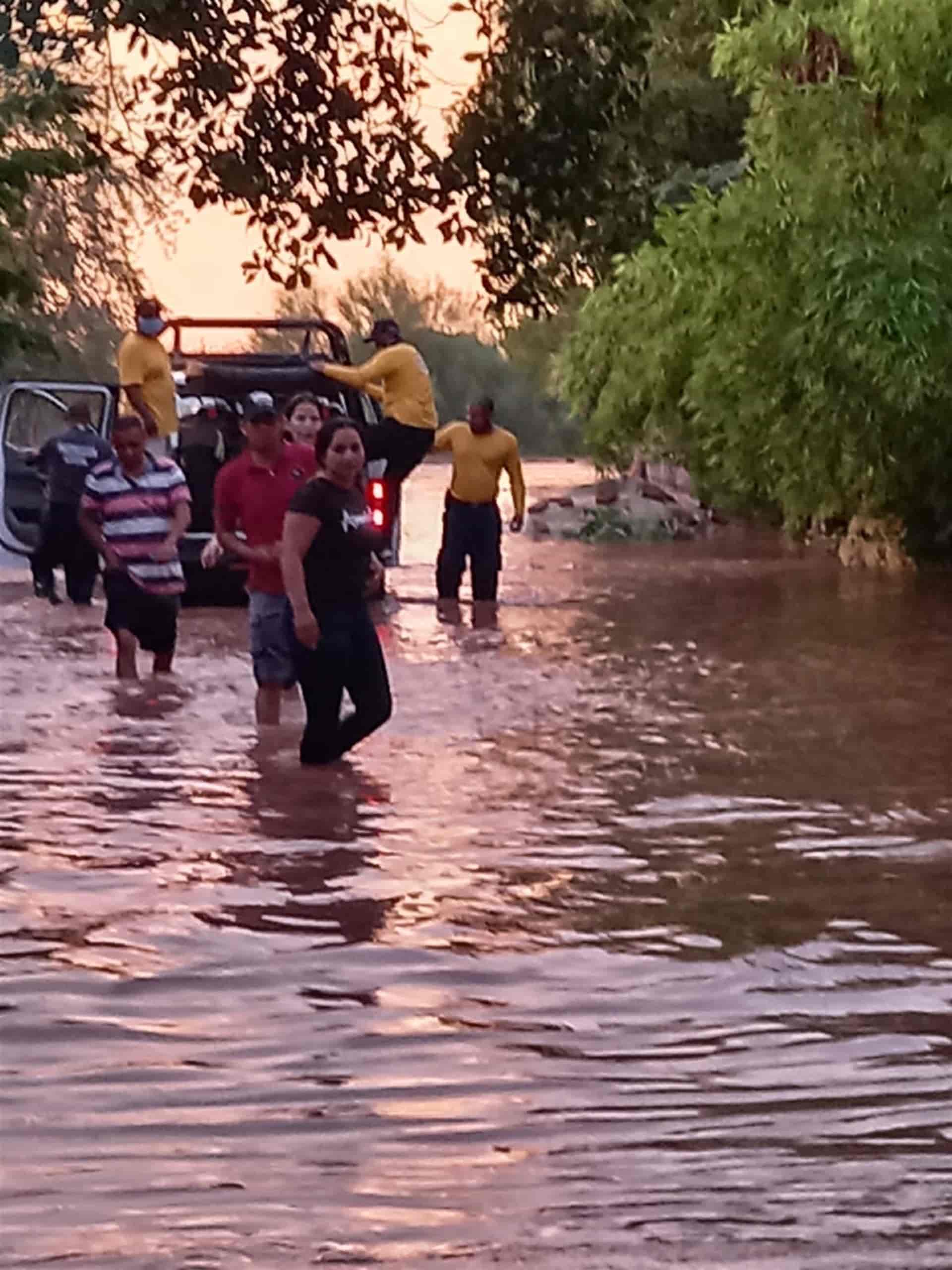 Se inunda ejido Tabelojeca, Ahome, tras desbordamiento de dren; desalojan a 40 familias