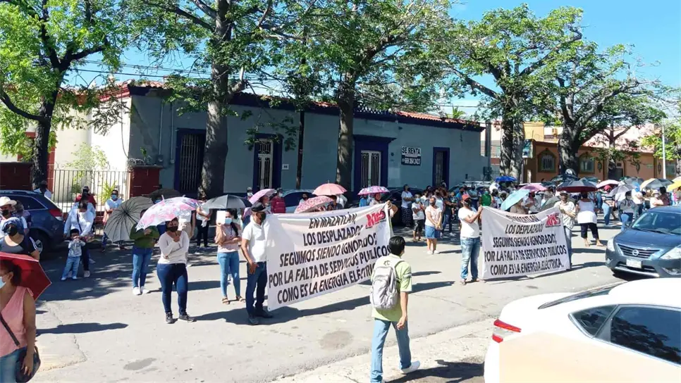 Reclaman desplazados servicios públicos con manifestación en la CFE