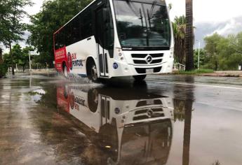 Intensa lluvia deja encharcamientos en Culiacán