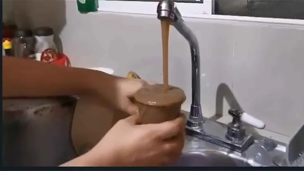 Reportan agua “chocolatosa” en Residencial Aurora en Los Mochis