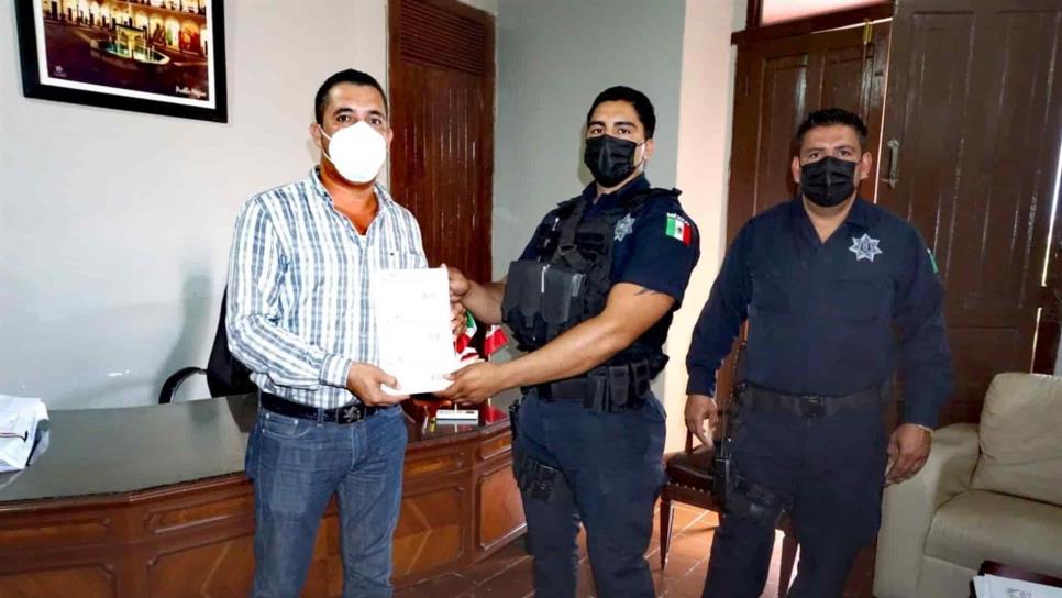 Autoridades de El Fuerte entregan casi 200 mil pesos en vales de despensa a policías