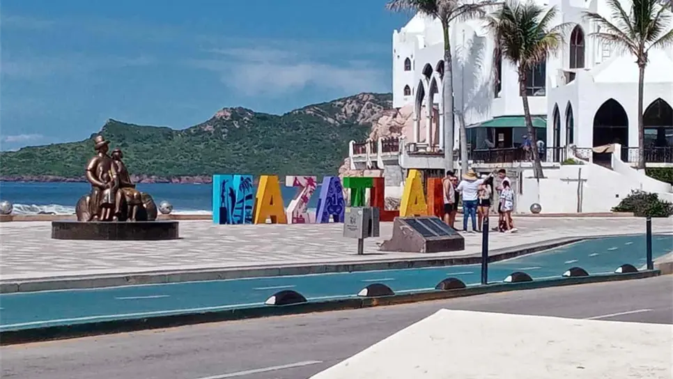 Restringen el tráfico en la zona de las letras de Mazatlán