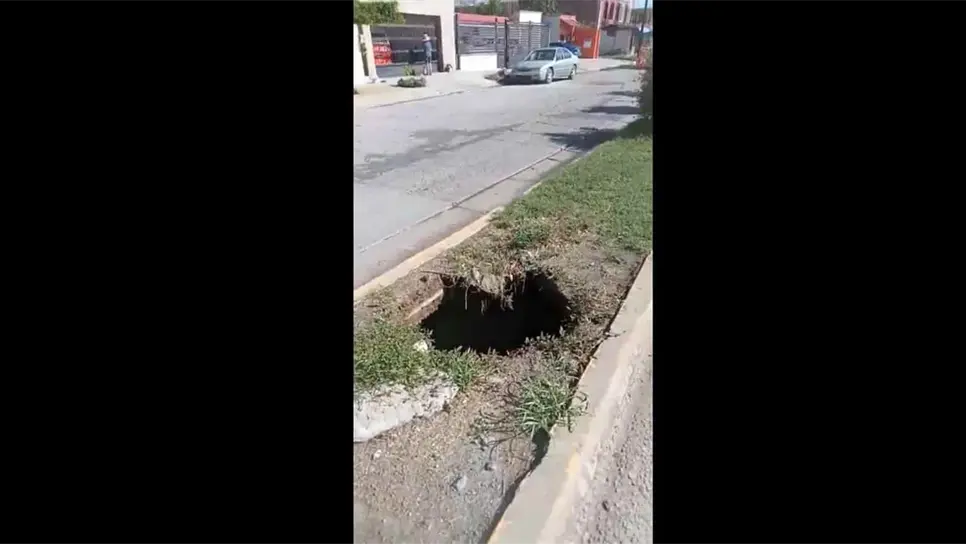 Ciudadanos denuncian socavón en bulevar Río Fuerte