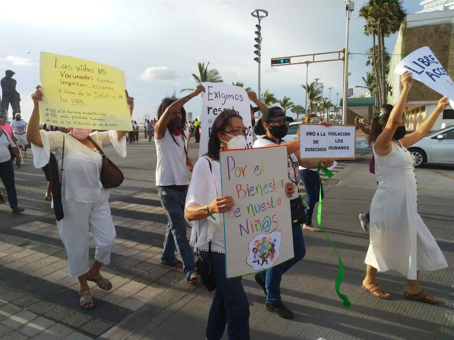 Con marcha, mazatlecos exigen que ya no se pida el certificado de vacunación