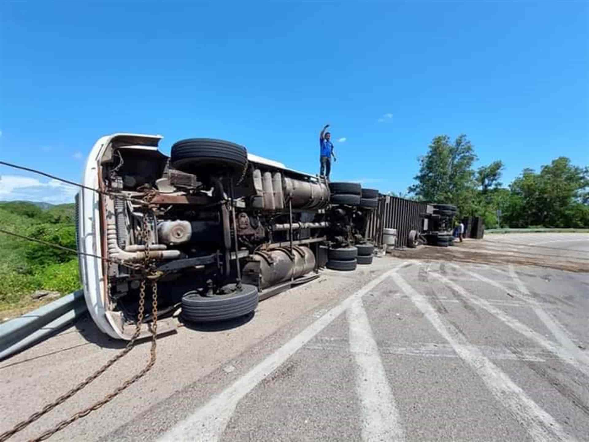 Vuelca tráiler en autopista Mazatlán-Culiacán, a la altura de El Venadillo