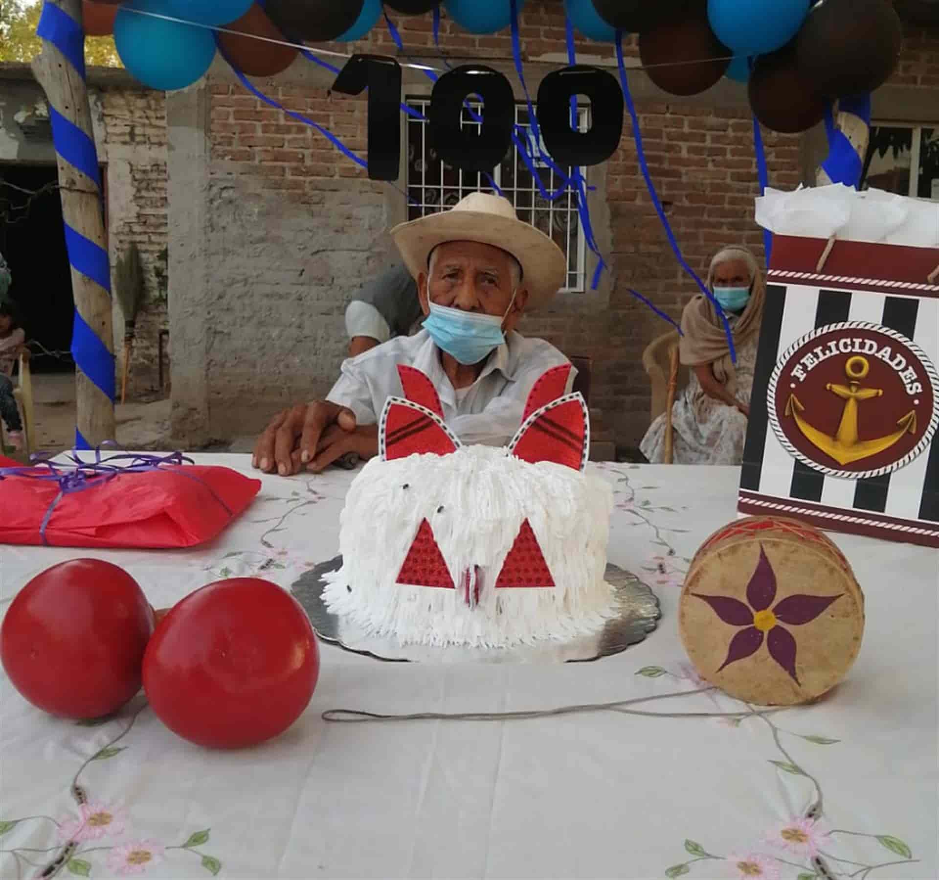 Este lunes, don Calixto Zambrano, el chicotero mayor de Las Calaveras (Ahome), cumplió 100 años de edad. FOTO: Martín Ruiz.