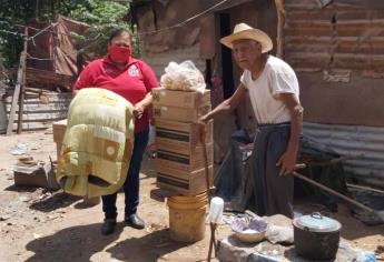 Apoya DIF Sinaloa a Don Calixto con despensas y lámina